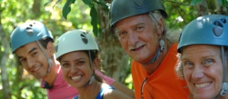 Toda la familia en Tirolina.